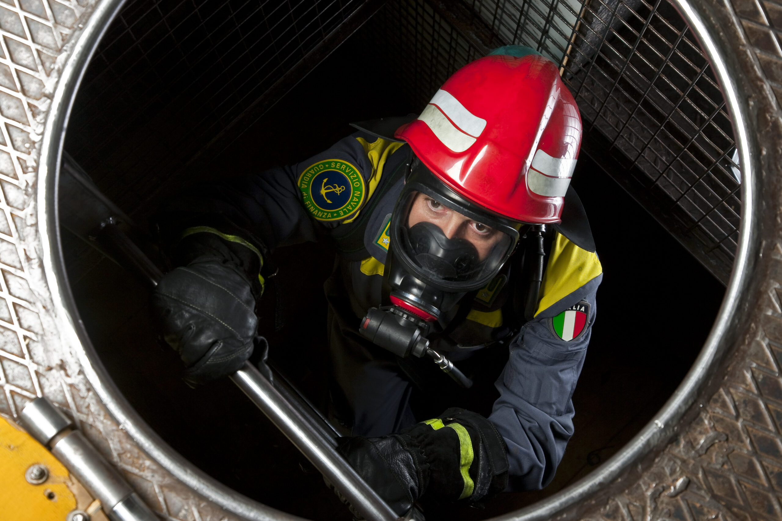 Entering space. Освещение в замкнутом пространстве. Confined Space. Mu confined Space. Confined Space Hazard.